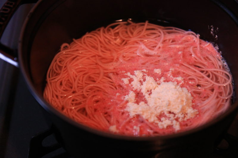 東京ピンクとんこつラーメンに粉末スープを入れる。