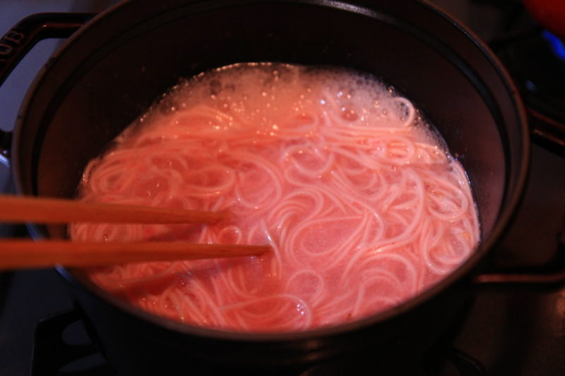 東京ピンクとんこつラーメンを茹でている