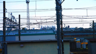 尾久駅から見える「腸にミヤリサン」の看板