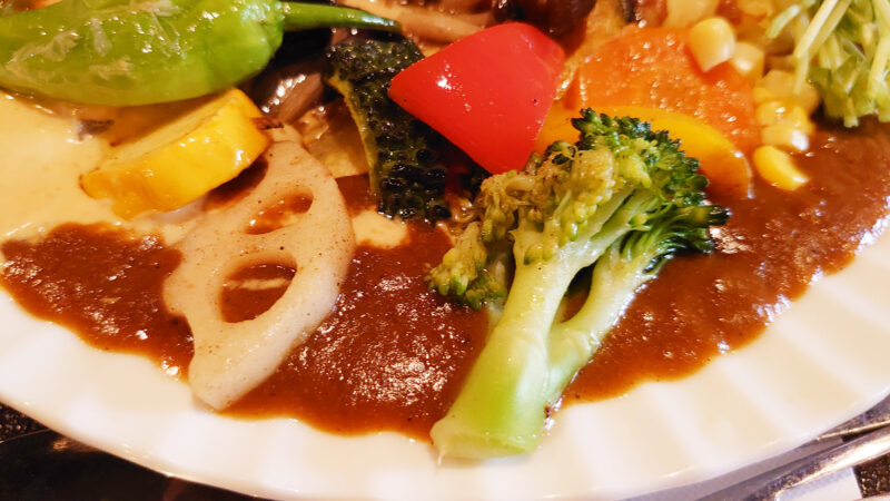 ユマ・ミーナのたっぷり野菜＆二色カレー