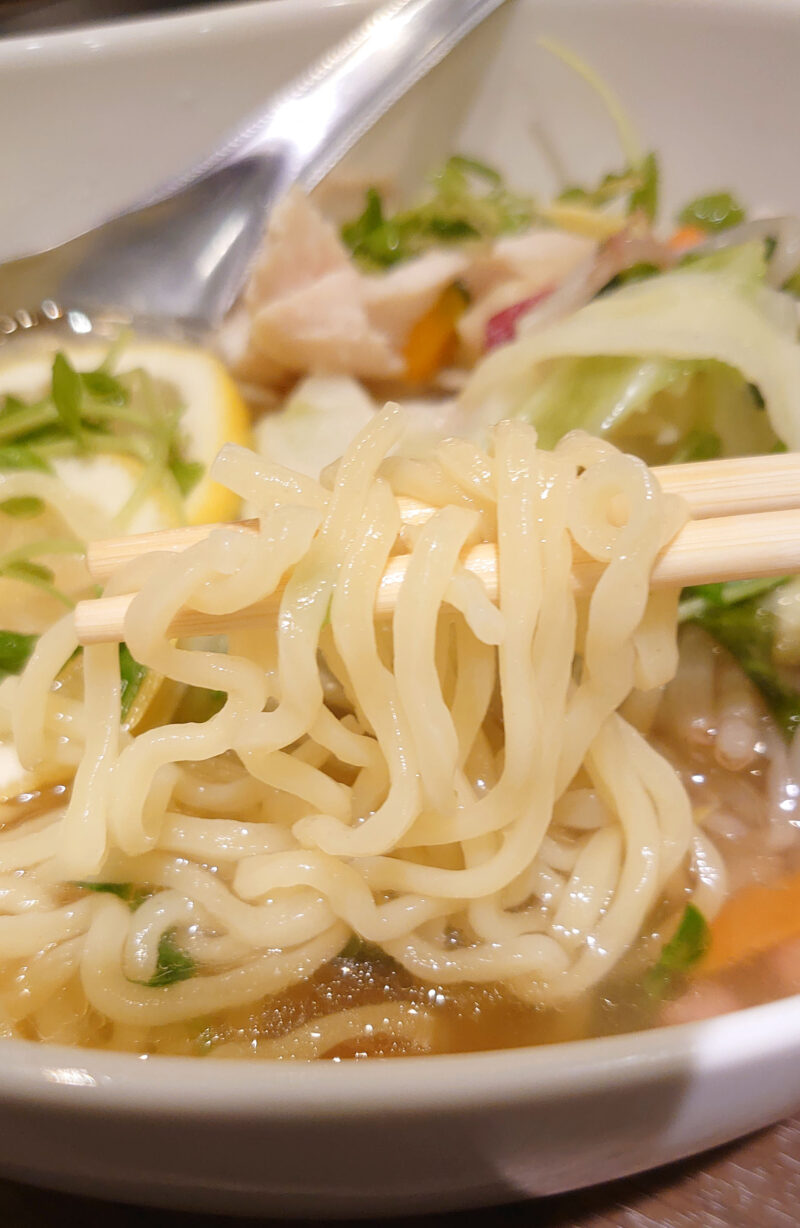 東京バル 蒸し鶏と野菜の塩レモンタンメン