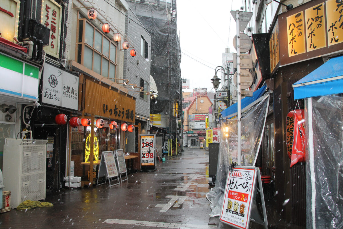 赤羽駅前の雪0303