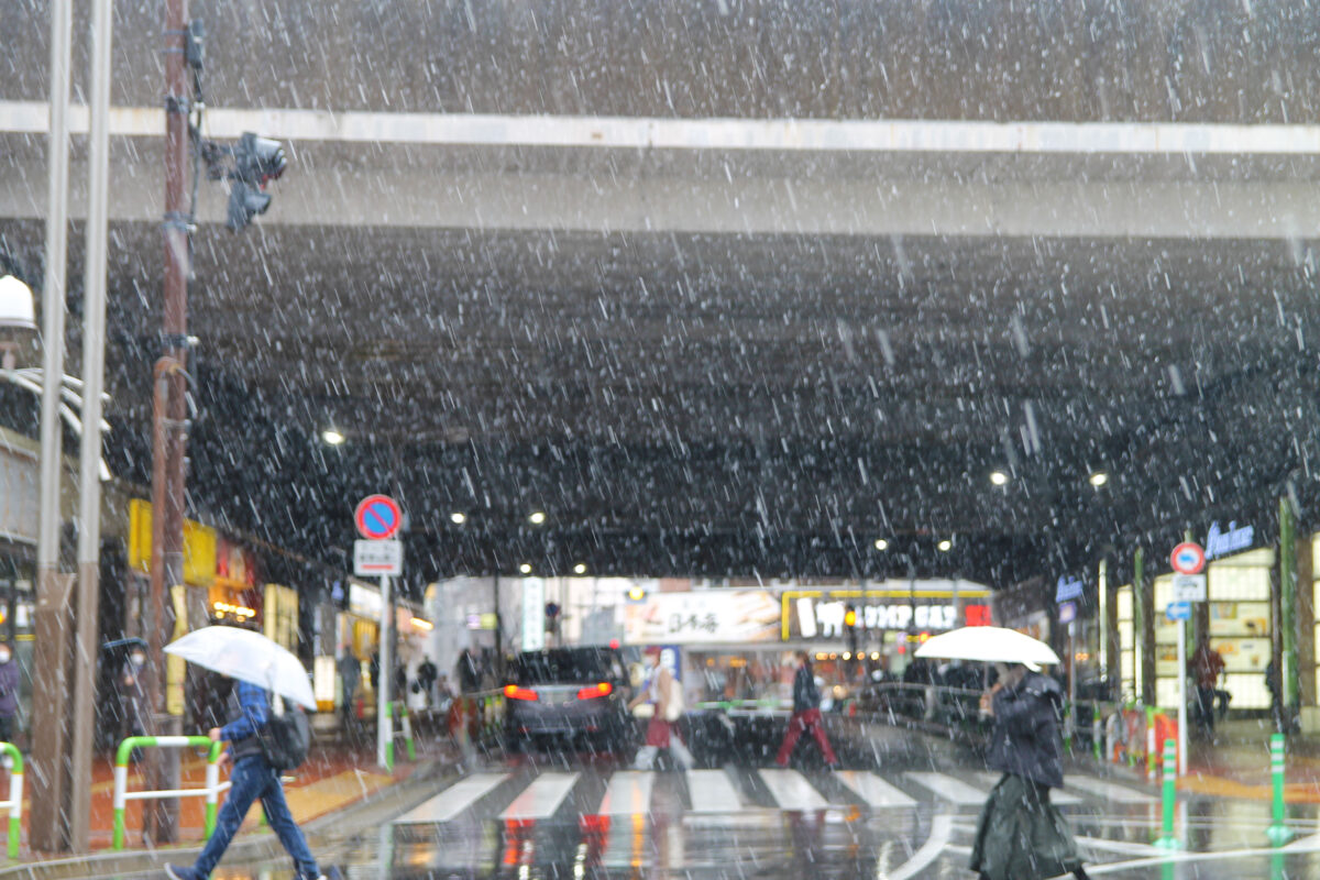 赤羽駅前の雪0303