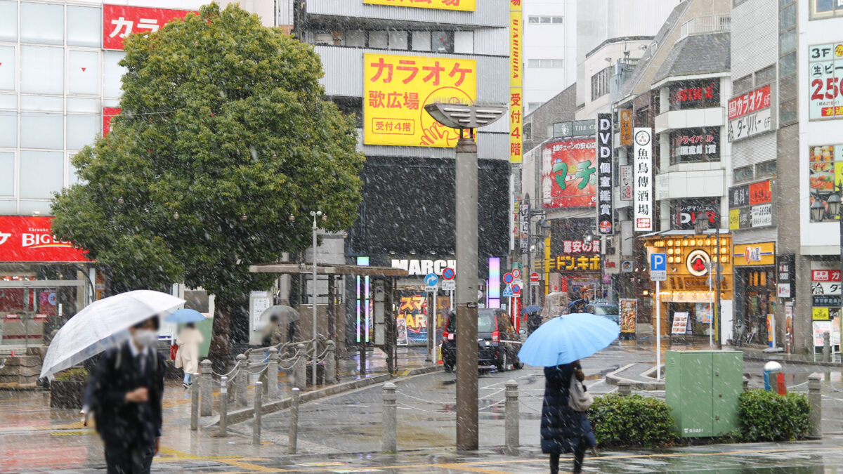 赤羽駅前の雪0303