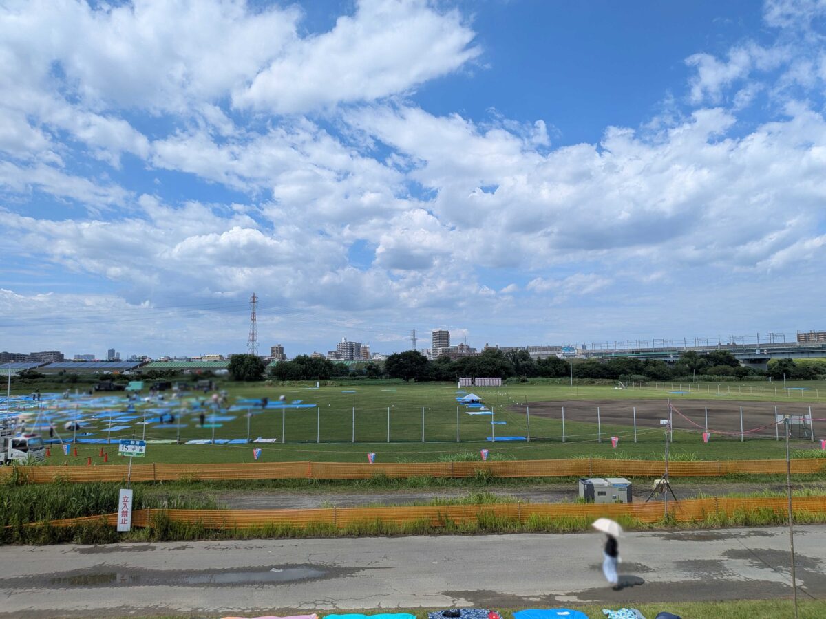 いたばし花火会場、17号近くの一般席の埋まり具合の様子