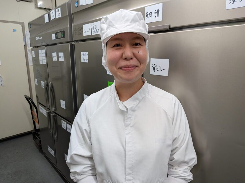 食材加工保管センターの松岡さん。柔和な笑顔が素敵な方でした。