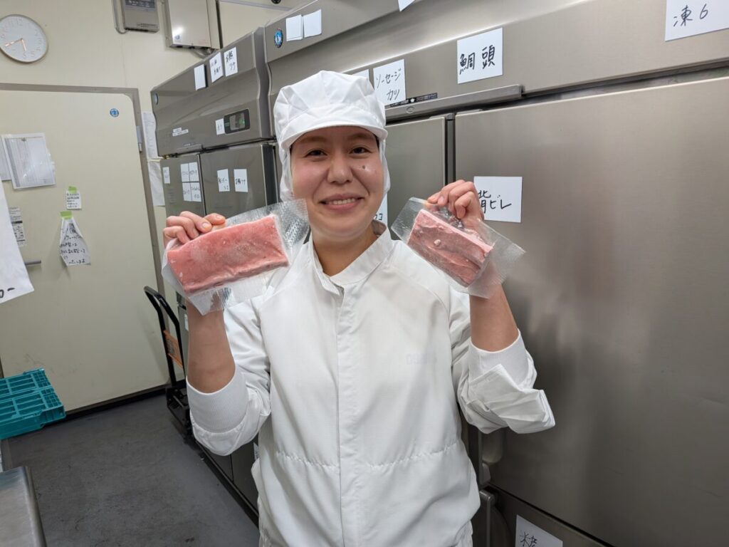 食材加工保管センターの松岡さん。柔和な笑顔が素敵な方でした