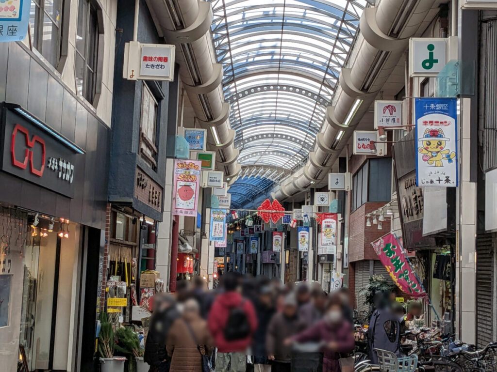 年末ムードが漂う十条銀座商店街の通りの風景