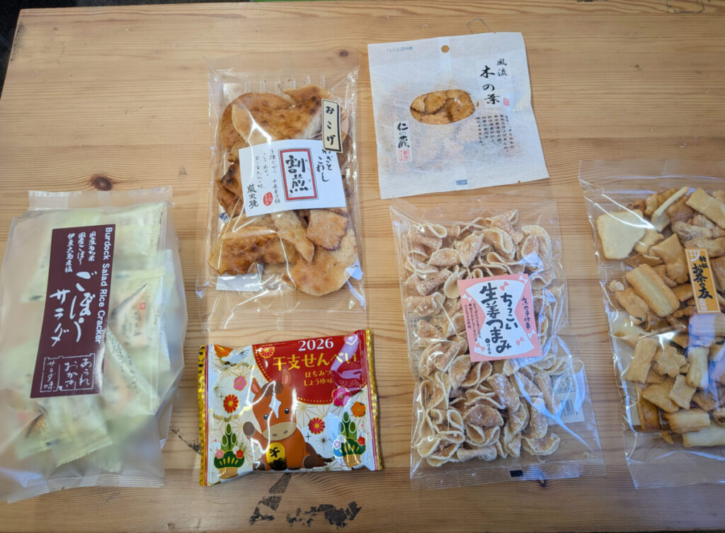 十条銀座のむさしや店頭に並ぶ年末の福袋