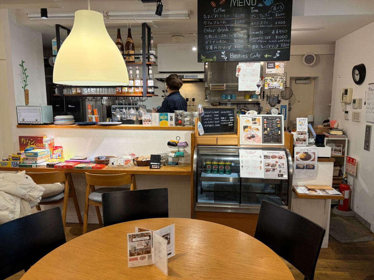 Besties cafe 夕暮れソーダ 店内