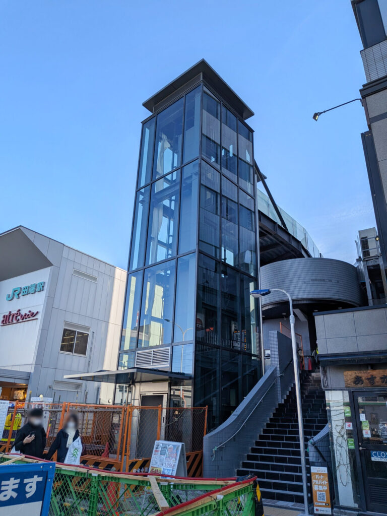 田端駅前に建設中のエレベーター