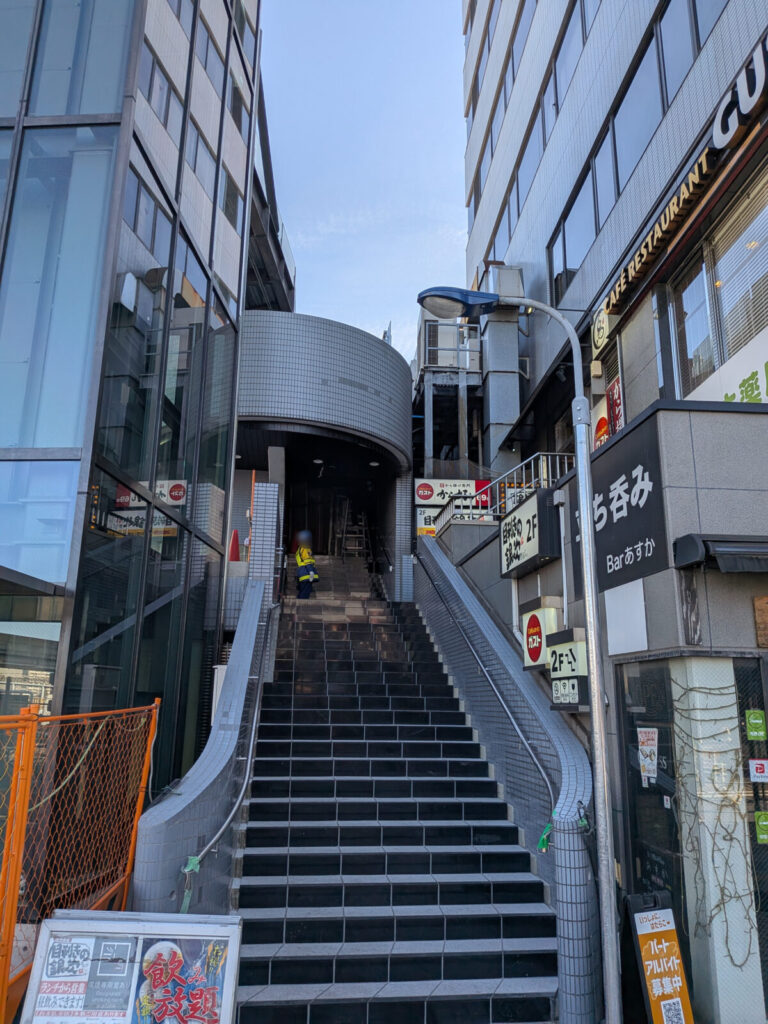 田端駅前に建設中のエレベーター