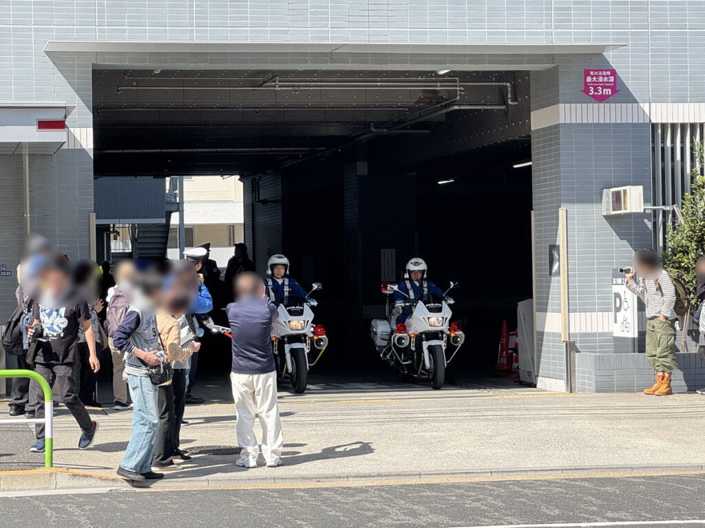 王子 LiLiCoパレード 白バイ先導の様子